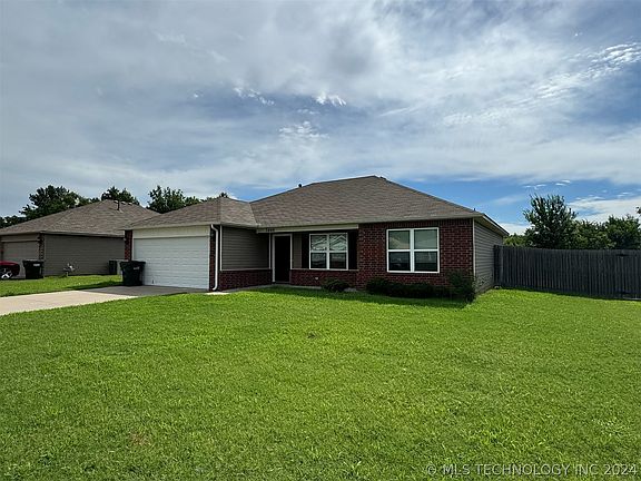 3rd image of 2840 Lariat Ln