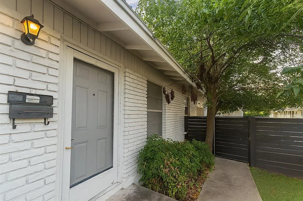 3 bed, 1050 sqft, $1,995 — Photo 2