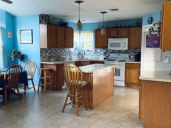 5th image of 38 Paige Ln