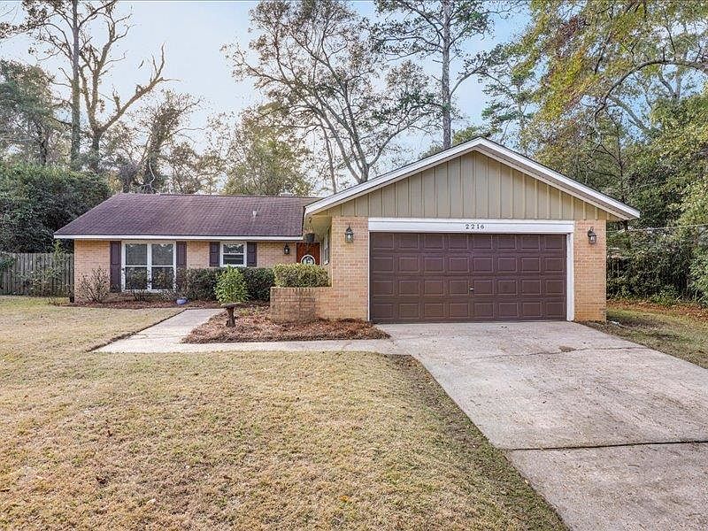 1st image of 2216 Woodlawn Dr