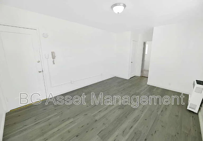 2039 Macarthur Blvd #9 — Photo 2