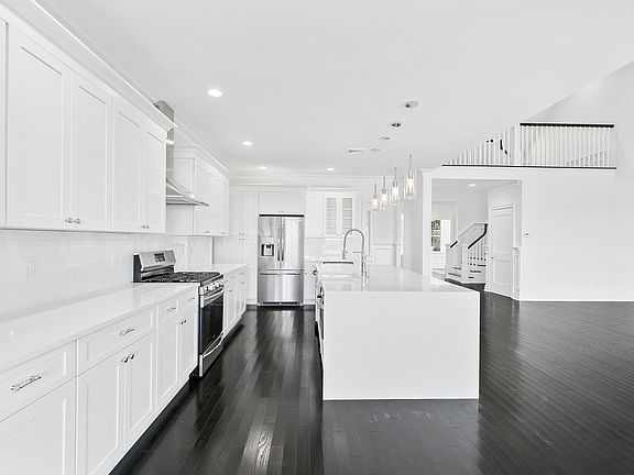 5th image of 31 Tyler Dr