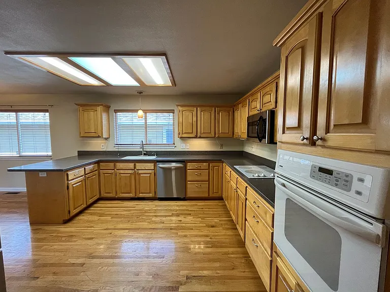 4575 Kincaid Ct — Photo 3
