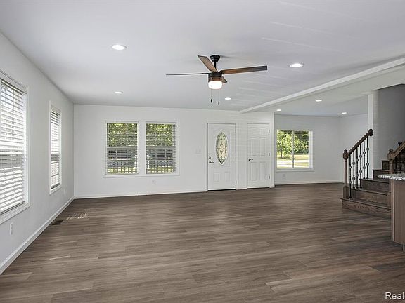 5th image of 1086 Shoman Dr