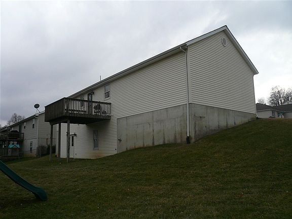 4th image of 122 Elizabeth Dr
