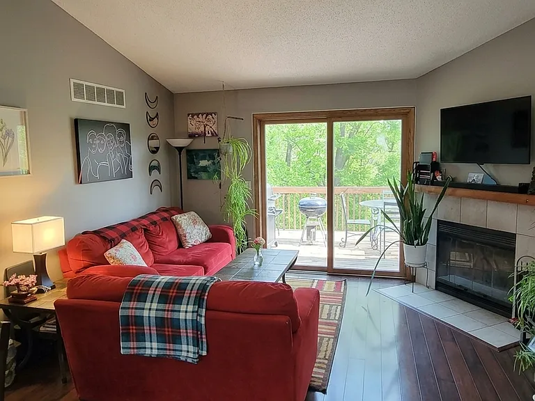 207 Parkview Ct — Photo 2