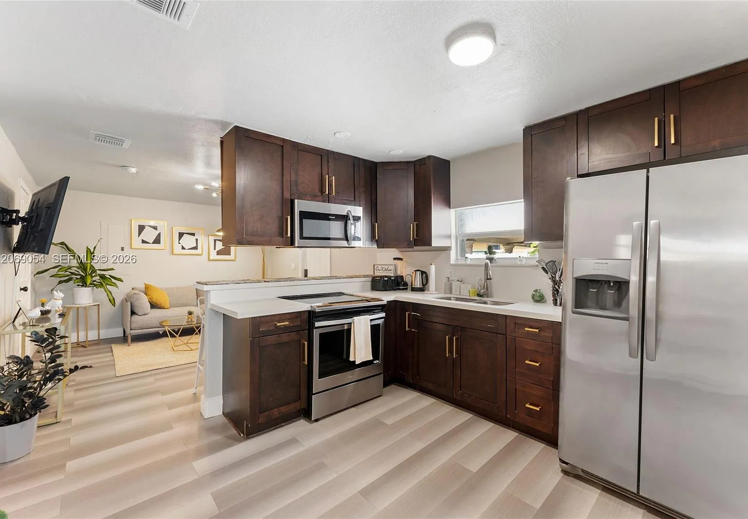 2 bed, 850 sqft, $2,200 — Photo 3