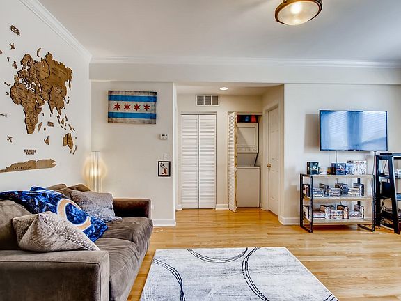 3rd image of 741 W Cornelia Ave APT 2N
