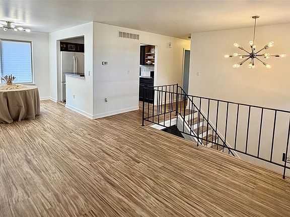 3rd image of 2952 Roundtree Dr