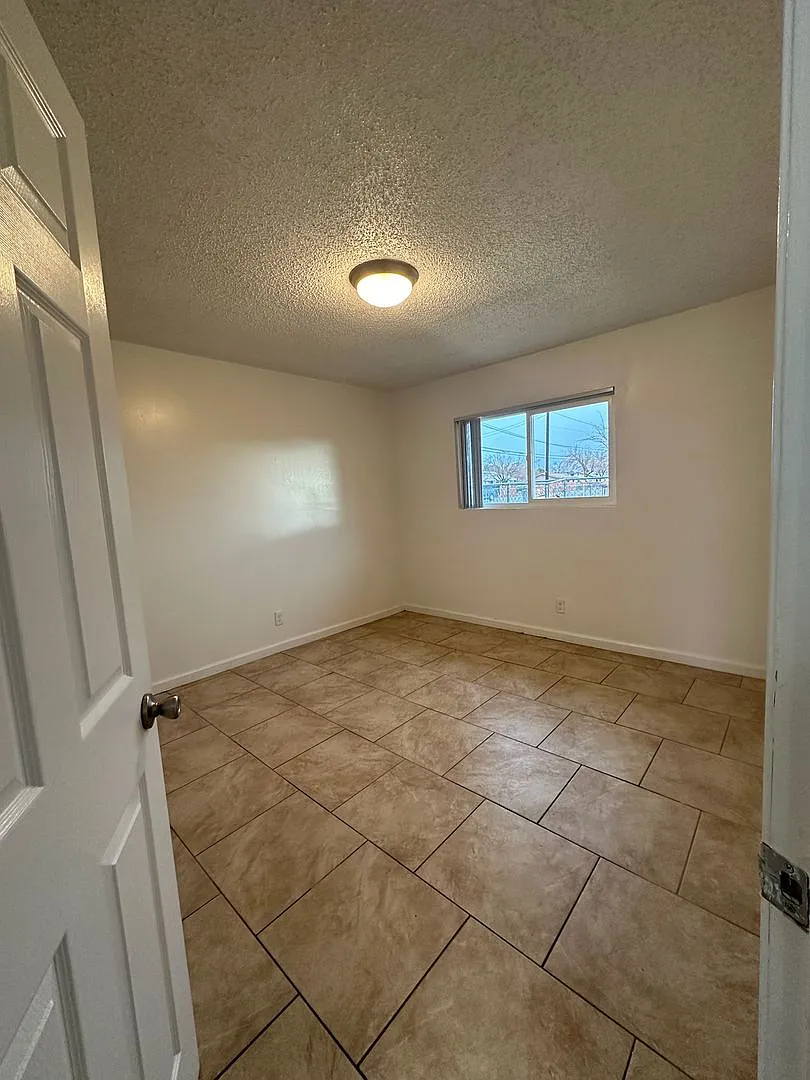 11895 White Ave — Photo 3