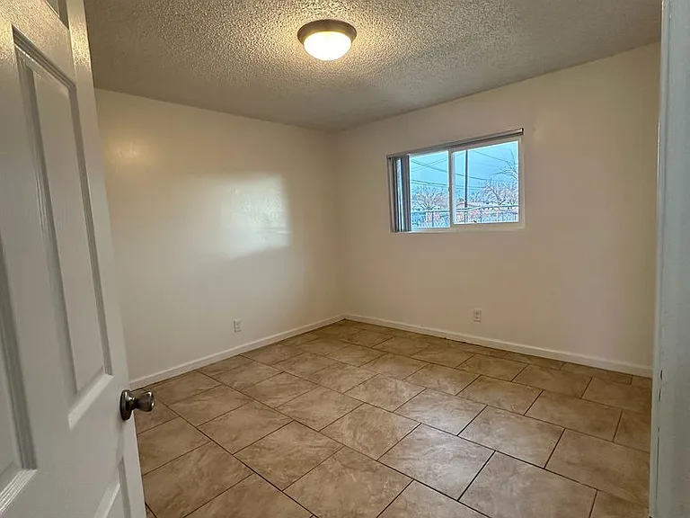 11895 White Ave — Photo 3