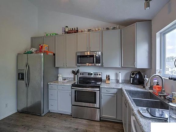 5th image of 15836 Blackwalnut St