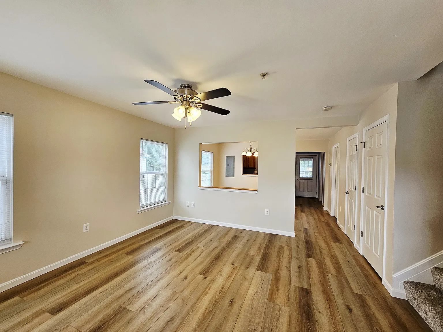 3 bed, 1300 sqft, $2,100 — Photo 2