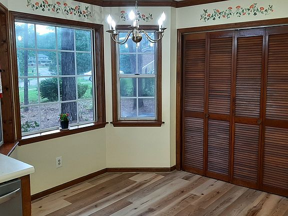 Gorgeous bay window in breakfast nook