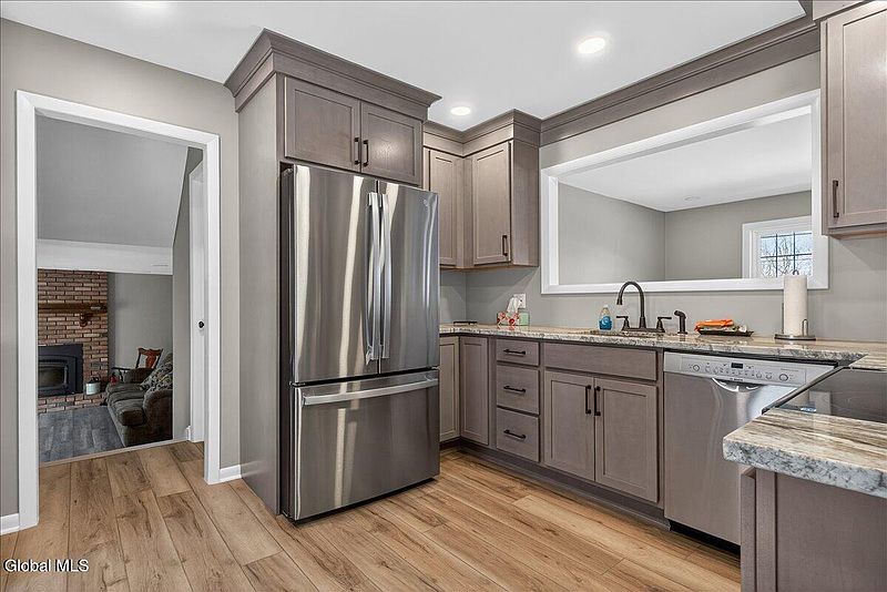 4th image of 2199 Maple Avenue