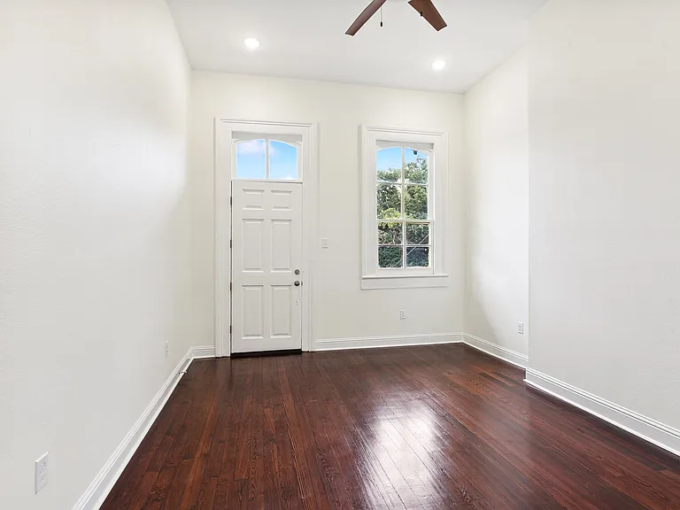 Master bedroom with access to balcony overlooking Baronne Street
