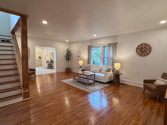 3rd image of 312 Crescent Blvd