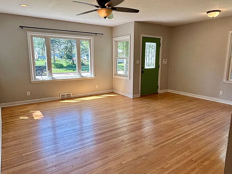 221 E Hughes St — Photo 5