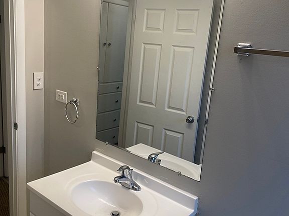 5th image of 811 Greenbay Ave