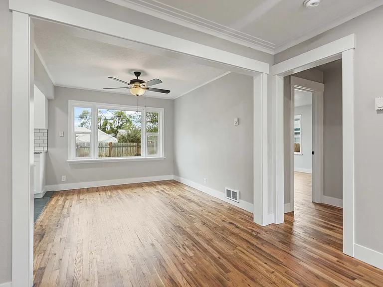 B345AG — Photo 16
