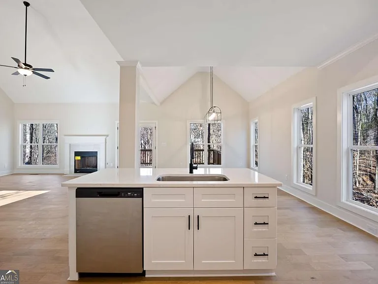 360 Ansley Dr — Photo 17