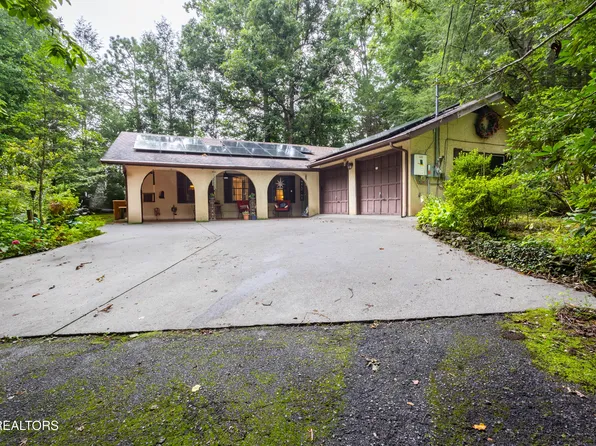 1633 Cardinal Dr, Gatlinburg, TN 37738