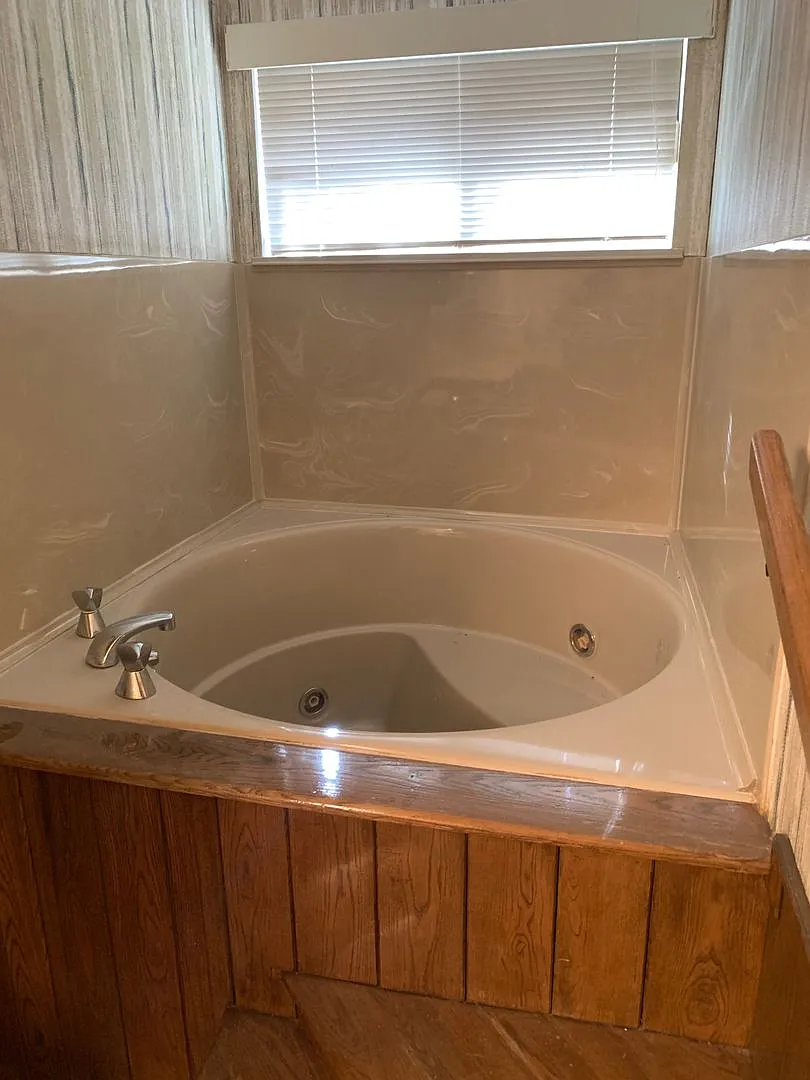 3 Bedroom Home with a Pool in West Norman — Photo 1