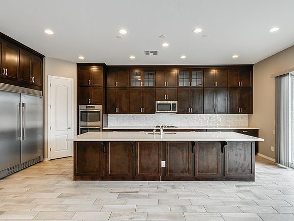 4th image of 634 W Cantebria Dr