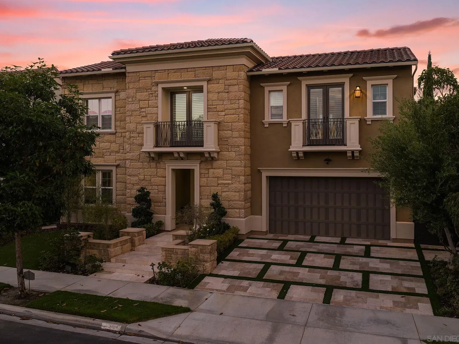 5 bed, 5.5 bath, 4440 sqft, $15,000 — Photo 2