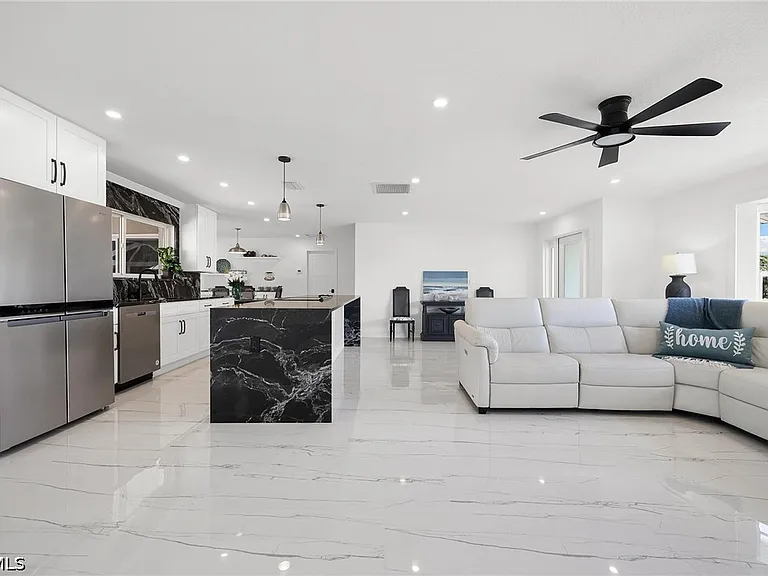 4930 Edith Esplanade Cpe — Photo 12