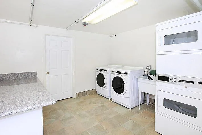 1550 Woodruff Ave #4 — Photo 22