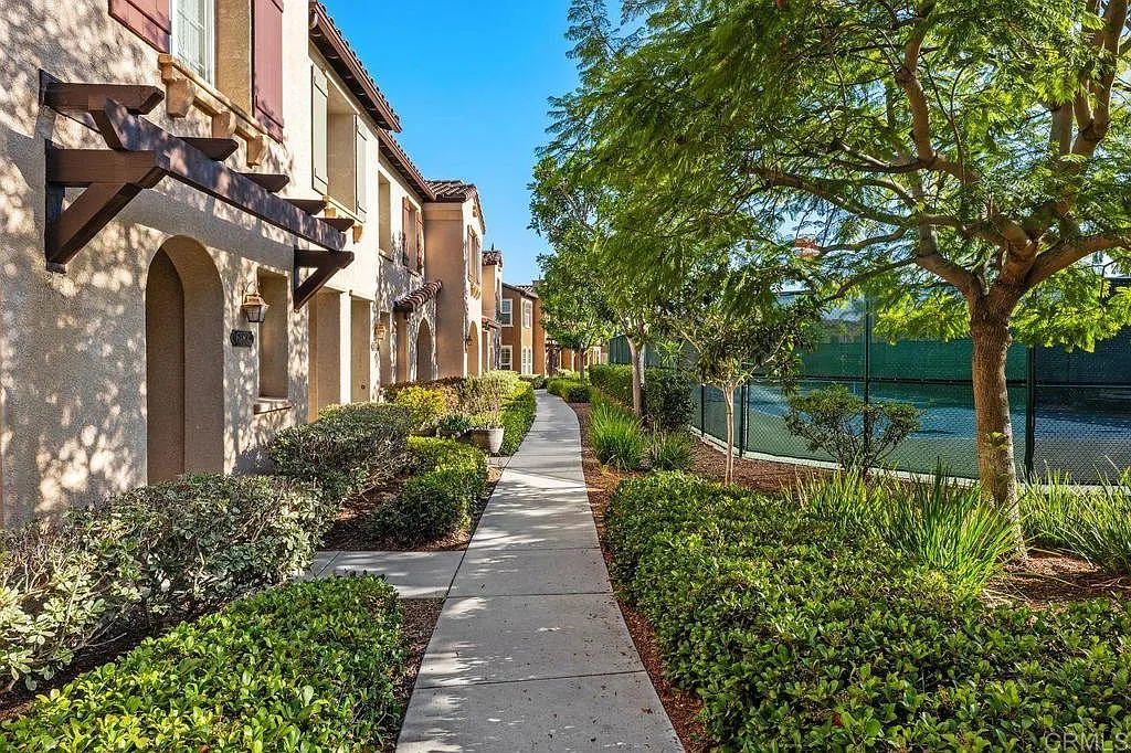 3 bed, 2.5 bath, 1478 sqft, $4,350 — Photo 2