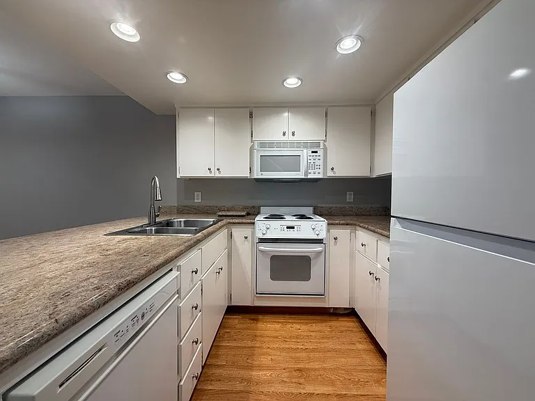 666 W Sunnyoaks Ave — Photo 4