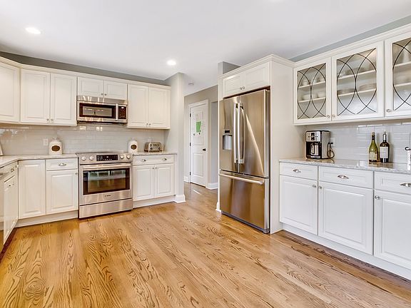3rd image of 15 Woodbine Ln