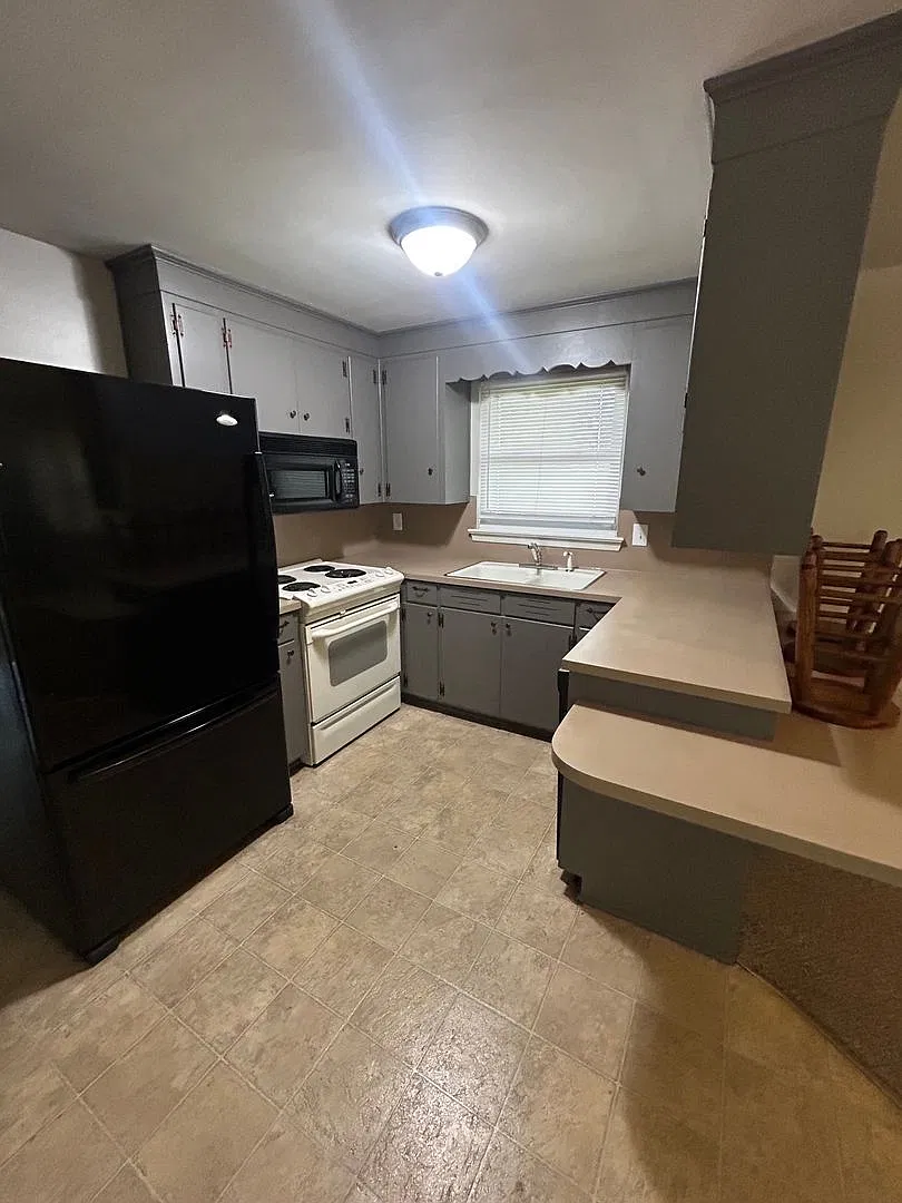 Comfortable 3 Bedroom Ranch with Carport & Lawn Care Included — Photo 4