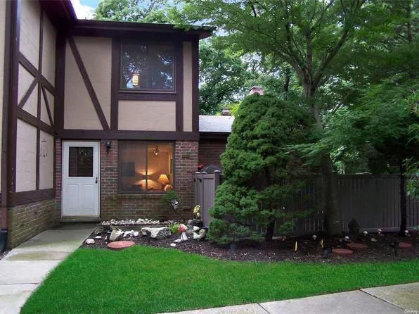 117 Skyline Drive #117, Coram, NY 11727