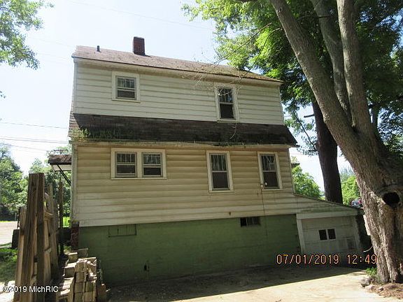 3rd image of 806 W Centre Ave