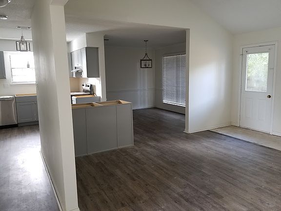 4th image of 225 Seville Cir