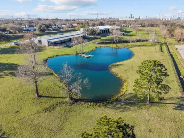 10431 N P St, La Porte, TX 77571