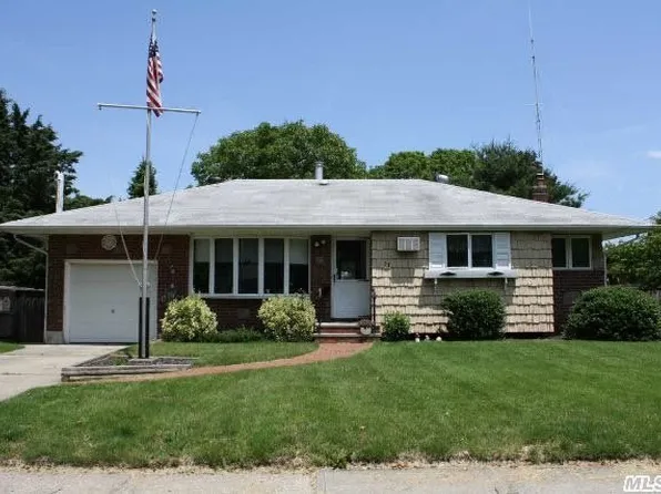 11 Emily Ct, Greenlawn, NY 11740