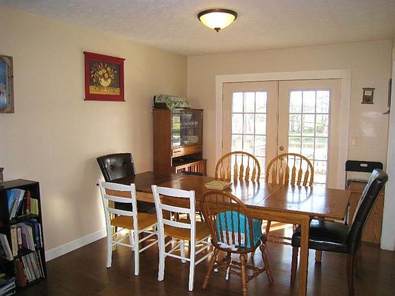 3rd image of 328 Cambridge Dr