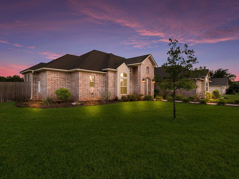 1st image of 214 Laurel Oaks Ln