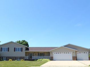 2186 Grant Ct, Windom, MN 56101
