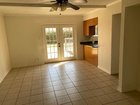 4th image of 1019 Oak Hurst Dr