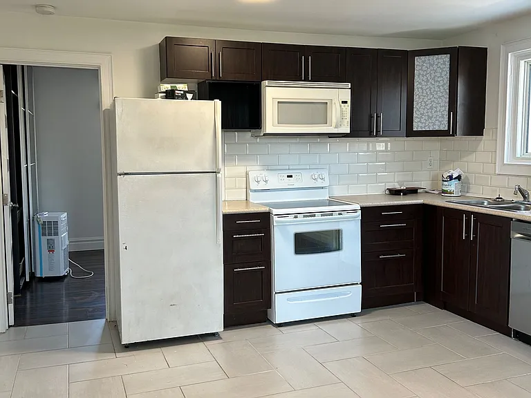 322 Codrington St #3 — Photo 7