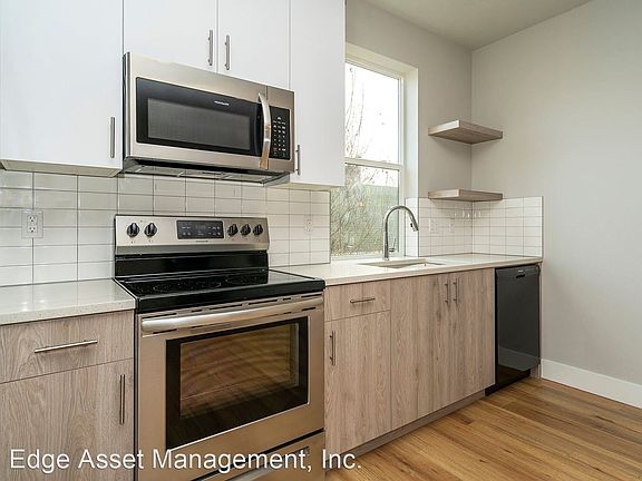 3rd image of 424 NE Stafford St #9678899