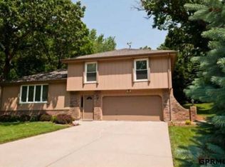 9018 Raven Oaks Dr, Omaha, NE 68152
