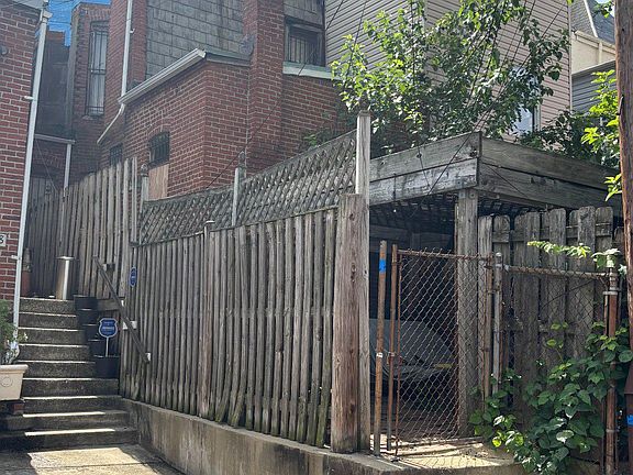 4th image of 2306 1st St NW