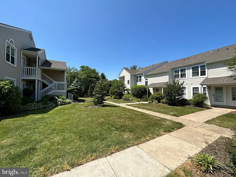 10024 Beacon Hill Dr — Photo 2