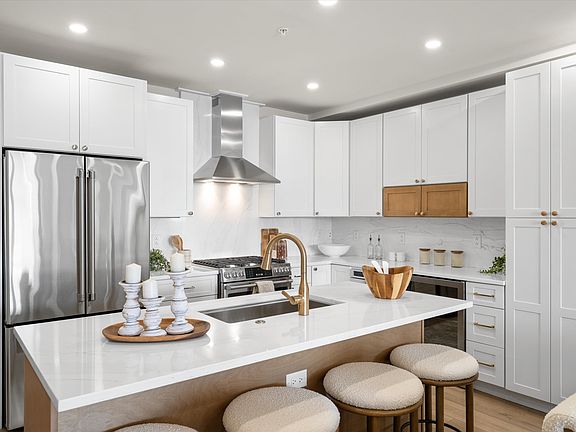 3rd image of 323 E Oak Ave #202
